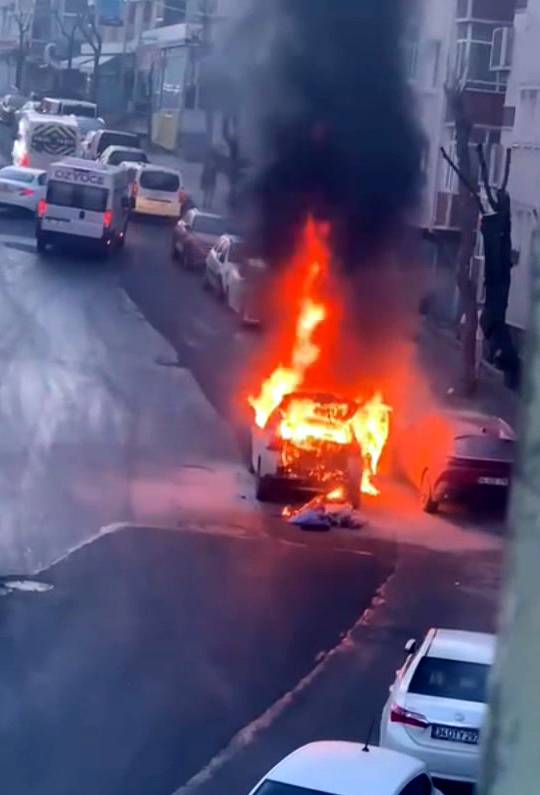 Alev topuna dönen araç, 7 araca çarptı 1